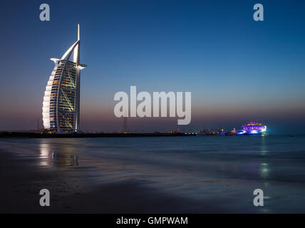 Dubaï, Émirats arabes unis - mars 6:Le premier hôtel de luxe 7 étoiles Burj Al Arab, le 6 mars 2014 à Dubaï, aux Emirats Arabes Unis. Banque D'Images