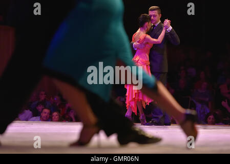 Buenos Aires, Argentine - 15 mai 2016 : des couples prennent part à la table ronde du tango, au cours de la ville de La Danse Tango championnat. Banque D'Images
