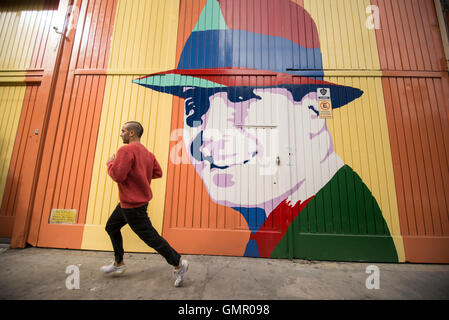 Buenos Aires, Argentine - 9 mai 2016 : Coureur en face d'un Carlos Gardel graffiti dans le district de abastos. Banque D'Images