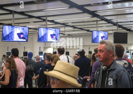 Personnes en attente à la frontière britannique du contrôle de l'immigration à Gatwick South Terminal Banque D'Images