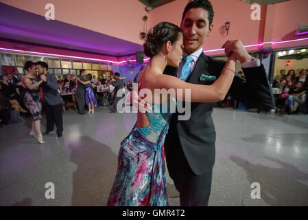 Buenos Aires, Argentine - 7 mai 2016 : des couples prennent part à la table ronde du tango, au cours de la ville de La Danse Tango championnat. Banque D'Images