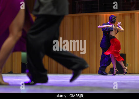 Buenos Aires, Argentine - 15 mai 2016 : des couples prennent part à la table ronde du tango, au cours de la ville de La Danse Tango championnat. Banque D'Images