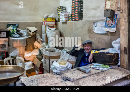 Marchand dans un magasin de thé dans le Grand Bazar à Isfahan, Iran. Banque D'Images