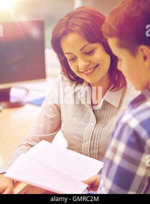 School boy avec ordinateur portable et enseignant en classe Banque D'Images