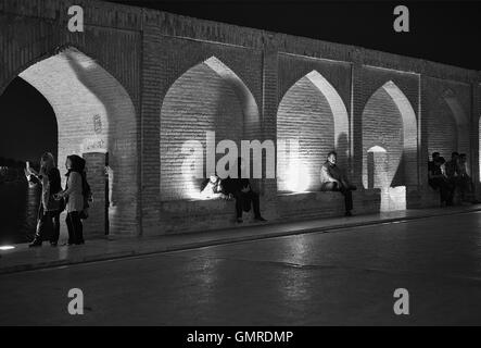 Allāhverdi Khan populairement connu sous le nom de pont Si-O-seh pol "Le pont de trente-trois travées" est l'un des 11 ponts d'Isfahan, Iran et le plus long pont sur la rivière Zayandeh avec la longueur totale de 297,76 mètres (976,9 pieds). Il est hautement classé comme étant l'un des exemples les plus célèbres de la conception de ponts safavides. Banque D'Images