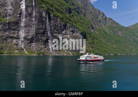 La voile Hurtigruten passé les sept soeurs cascade, Geirangerfjord, Norvège Banque D'Images