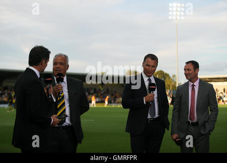 Ben Robinson, président de Burton Albion, parle à l'équipe de présentation de Sky Sports avant le match du championnat Sky Bet au stade Pirelli, Burton. Banque D'Images