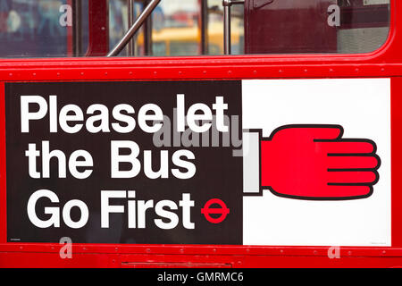 Veuillez laisser le panneau bus Go First à l'arrière du bus rouge à impériale au Royaume-Uni en août Banque D'Images