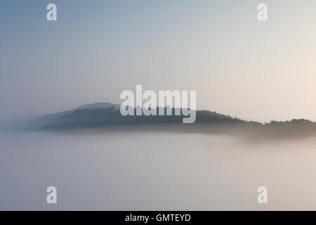 La brume enveloppant la vallée à Symonds Yat, Herefordshire, Angleterre. Banque D'Images