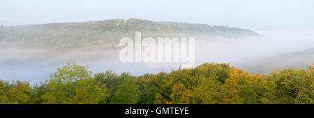 Une image panoramique de mist couché dans la vallée à Symonds Yat, Herefordshire, octobre. Banque D'Images