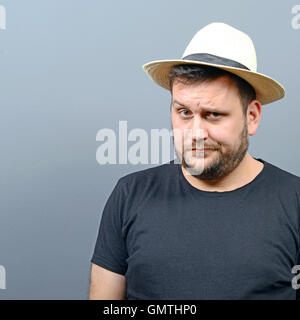 Portrait de l'homme drôle chubby wearing straw hat Banque D'Images