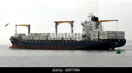 AJAXNETPHOTO. 25e Août, 2016. PORTSMOUTH, Angleterre. - L'EXTÉRIEUR DU PAYS - LE CARGO BOXSHIP FYFFES ENREGISTRÉ MONROVIA TESLIN RIO LAISSANT PORT. PHOTO:JONATHAN EASTLAND/AJAX REF:D162508 6008 Banque D'Images