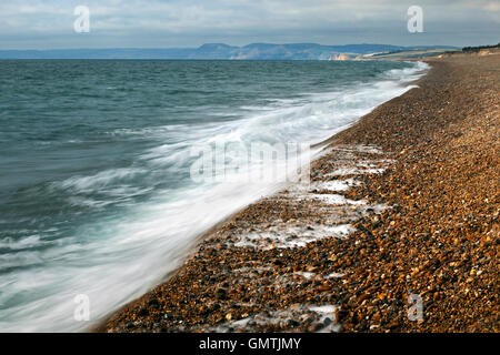 Une vue sur la plage de Chesil, dans le Dorset, UK, partie de la Côte Jurassique, près d'Abbotsbury à pour Golden Cap Banque D'Images