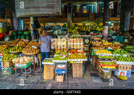 Vendeur de fruits au marché central à Port-Louis, capitale de l'Ile Maurice Banque D'Images