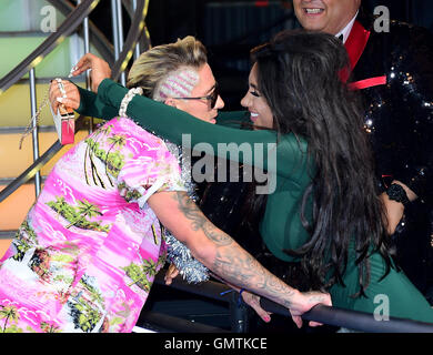 Stephen Porter célèbre victoire avec Chloe Khan durant la finale en direct de Celebrity Big Brother, à Elstree Studios, Londres. Banque D'Images