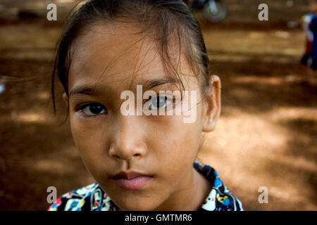 Une jeune fille khmère est la pose pour un portrait dans Chork, village au Cambodge. Banque D'Images