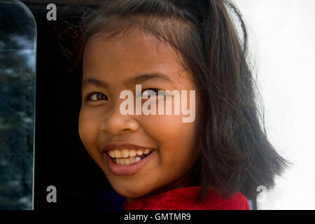 Une jeune fille khmère est la pose pour un portrait dans Chork, village au Cambodge. Banque D'Images