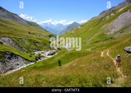 Vieille dame trekking au bord de la rivière dans la vallée Ferrand Ferrand, Oisans, France, Europe. Banque D'Images