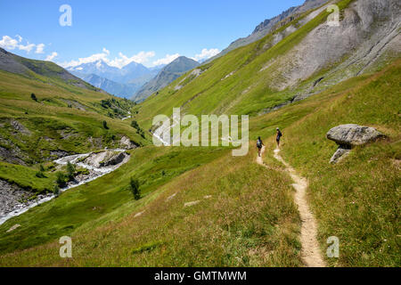 La mère et le fils à côté de la randonnée dans la vallée de la rivière Ferrand Ferrand, Oisans, France, Europe. Banque D'Images