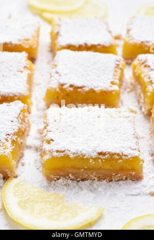 Citron dessert barres sur papier cuisson Banque D'Images