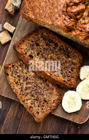 Tranches de pain de banane sur planche de bois, vue du dessus Banque D'Images