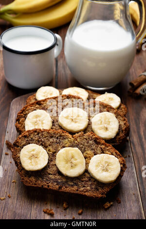 Des tranches de pain de banane et lait Banque D'Images