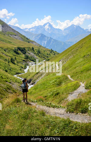 Trekking femme à côté de la rivière dans la vallée Ferrand Ferrand, Oisans, France, Europe. Banque D'Images