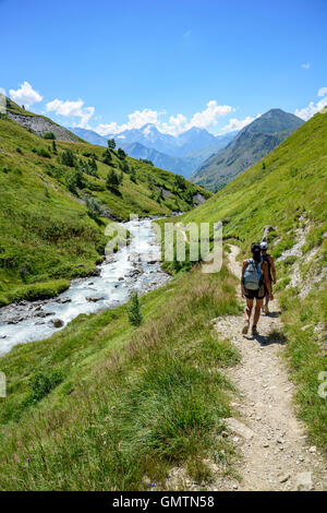 Les gens à côté de la randonnée dans la vallée de la rivière Ferrand Ferrand, Oisans, France, Europe. Banque D'Images