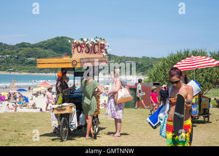 Plage principale à Byron Bay, lieu de vacances populaires en Nouvelle Galles du Sud en Australie avec un vendeur de popsicle Banque D'Images