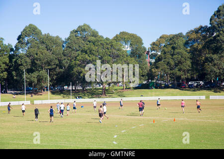 Terrain de sport Gore hill à St Leonards ovale,Sydney, Australie avec des personnes jouant au football dans leur pause déjeuner Banque D'Images