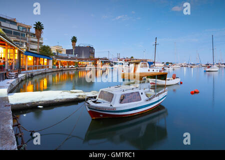 En soirée Mikrolimano marina à Athènes, Grèce. Banque D'Images