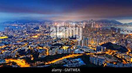 Immeuble résidentiel à Hong Kong at night Banque D'Images
