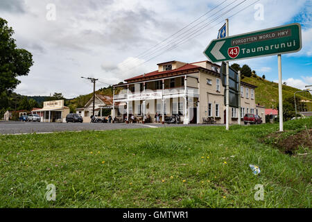 Hôtel Whangamomona sur l'autoroute 43 connu comme le monde oublié Autoroute. Taranaki Île du Nord en Nouvelle-Zélande. Banque D'Images