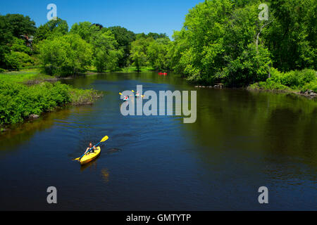 Kayak sur Concord Wild and Scenic River, Minute Man National Historical Park, Massachusetts Banque D'Images