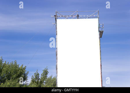 Blank billboard dans un parc avec ciel bleu Banque D'Images