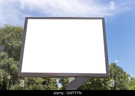 Blank billboard dans un parc avec ciel bleu Banque D'Images