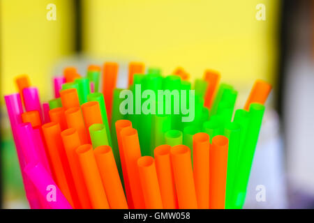 Tube en plastique plein de couleur paille, focus sélectionné Banque D'Images