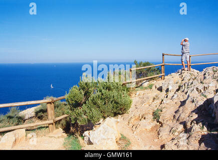 L'homme au point de vue. Cabo de La Nao, province d'Alicante, Valence, Espagne. Banque D'Images