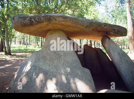 Axitos dolmen. La Réserve Naturelle Dunas de Corrubedo, province de la Corogne, Galice, Espagne. Banque D'Images