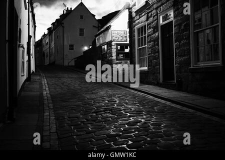 Rue sombre dans la région de Whitby, dans le Yorkshire avec Kippers Fortunes shop Banque D'Images