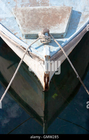 Proue d'un vieux bleu petit bateau de pêche liée à la rive Banque D'Images