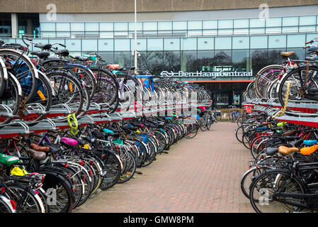 Les vélos stockés à la gare centrale de Den Haag Holland Banque D'Images