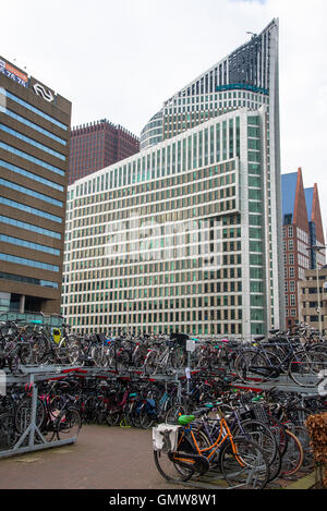 Les vélos stockés à la gare centrale de Den Haag Holland Banque D'Images