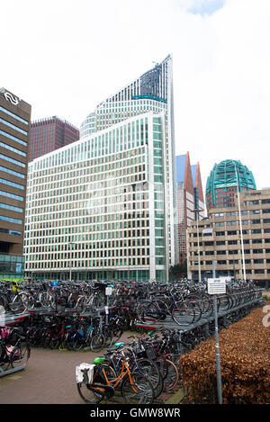 Les vélos stockés à la gare centrale de Den Haag Holland Banque D'Images