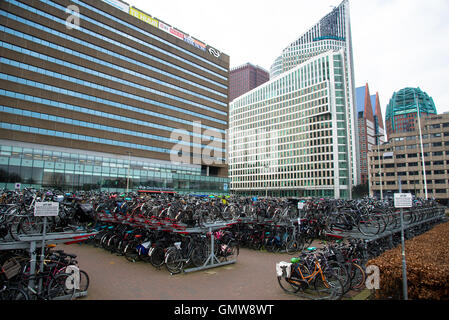 Les vélos stockés à la gare centrale de Den Haag Holland Banque D'Images