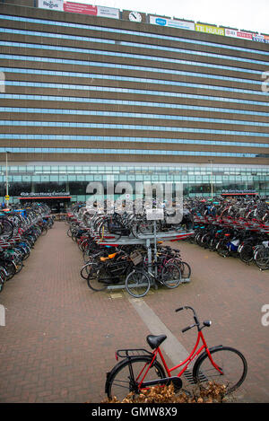 Les vélos stockés à la gare centrale de Den Haag Holland Banque D'Images