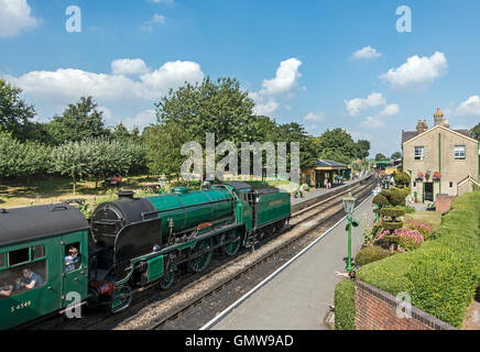 N° 925 Cheltenham machine à vapeur tirant un train en gare de Ropley sur le milieu Hants Railway - également appelée la ligne de cresson Banque D'Images