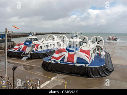 Nouvel aéroglisseur Solent Flyer Flyer à l'île de gauche et Ryde Hoverport sur l'île de Wight, Angleterre, Royaume-Uni Banque D'Images