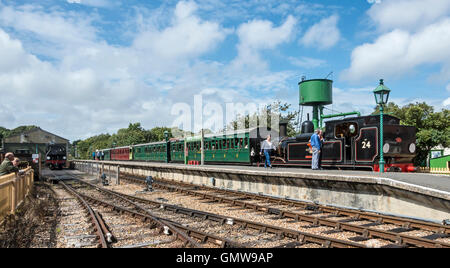 Chemin de fer à vapeur de l'île de Wight réservoir du moteur n° 24 la tête d'un train en gare Havenstreet sur l'île de Wight en Angleterre Banque D'Images