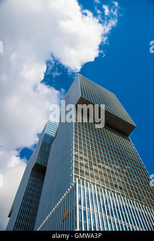 Gratte-ciel à Rotterdam en Hollande avec des nuages et ciel bleu Banque D'Images